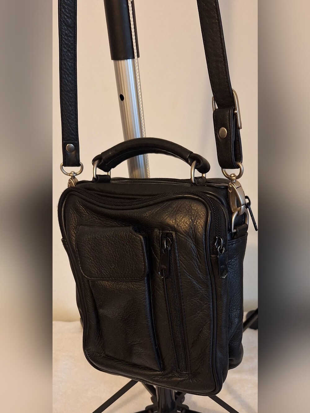 Wilsons Leather Black Leather Compact Messenger with Adjustable Strap - Picture 3 of 12